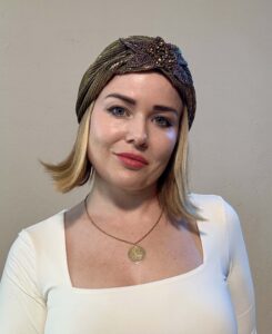 My name is Isla. Kundalini Coach, Breathwork Facilitator & Energy Nerd.